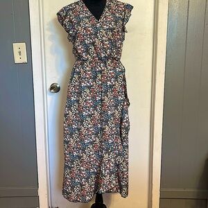 SHEIN Beautiful Flowery Dress that flows. Size M. Never worn. Excellent cond.